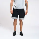 Bermuda deportiva celeste con cintura elastizada, cordón de ajuste interno, bolsillos laterales con cierre y logo Umbro estampado en la pierna izquierda.