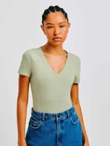 Camiseta verde clara de manga corta con cuello en V y corte entallado.
