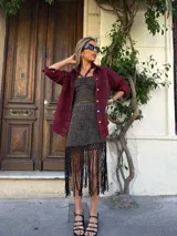 Top tejido sin mangas, con escote strapless y detalle de flecos en el ruedo.