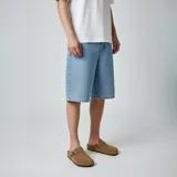 Zuecos color camel con hebilla lateral ajustable.