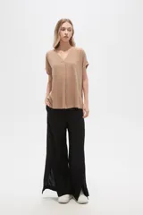 Blusa color beige de lino, holgada y con cuello en V.