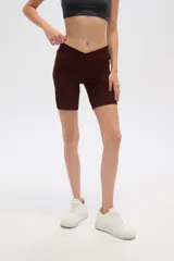 Short negro de poliamida, corte al cuerpo y calce medio.