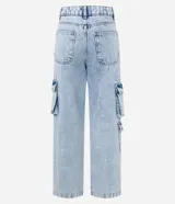 Pantalón de jeans celeste marmolado, corte recto, tiro medio, con bolsillos delanteros, traseros y laterales tipo cargo.