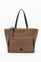 Bolso tote negro de nylon con diseño acolchado, asas largas para llevar al hombro, cierres metálicos laterales y detalle de cordón.