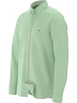 Camisa Tommy Hilfiger de corte slim, color verde claro, confeccionada en tejido dobby de algodón orgánico con tecnología TH Flex. Presenta cuello abotonado, puños redondeados con dos botones y logo bordado en el pecho.
