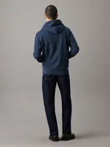 Buzo azul marino de algodón con capucha y cordones ajustables, puños y dobladillo acanalados, bolsillo tipo canguro y logo Calvin Klein tonal bordado en el pecho.