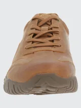 Zapato de cuero color marrón con cordones, suela de goma y tecnología Spinal Flex.