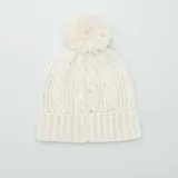 Gorro de punto trenzado color beige, con pompón en la parte superior.
