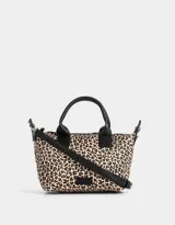 Cartera mini city con estampado animal print, doble asa corta de mano, correa regulable ajustable, cierre superior y tag de goma.