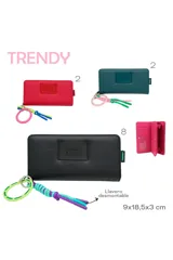 Billetera fucsia con cierre de cremallera y llavero con aro de goma rosa y cordones azul y verde.
