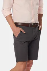 Bermuda clásica color beige confeccionada en algodón con elasticidad, con bolsillos laterales y detalle en bolsillo trasero.