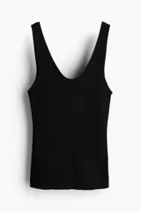 Musculosa negra de punto fino, corte entallado y escote en U en la parte delantera y trasera.