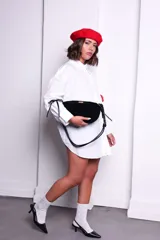 Cartera tipo sobre color bordó, confeccionada en PU tipo gamuza, con correa regulable de nudos chunky y cierre superior.