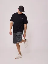 Remera negra de hombre marca Rusty, corte regular fit, con estampado en la espalda con el logo de la marca y el año de fundación. Confeccionada en algodón lavado.