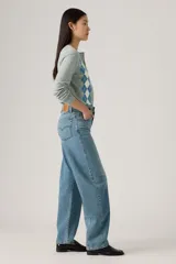 Pantalón de jean celeste de corte amplio, estilo baggy, con tiro alto y bolsillos delanteros y traseros.