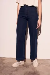 Pantalón de jean azul oscuro, de corte recto y tiro medio.