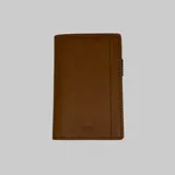Billetera tarjetero de cuero color camel con protección RFID. Tiene capacidad para 5 tarjetas en el tarjetero anticlonación, 2 tarjetas en bolsillos externos y 1 espacio interno con ventana transparente para cédula o libretas.