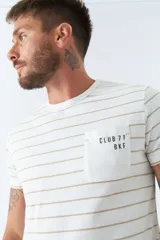 Remera de hombre a rayas horizontales blancas y beige, de manga corta, con bolsillo en el pecho y logo estampado.