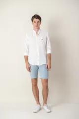 Camisa celeste de lino con cuello mao, corte slim fit, manga larga con puños abotonados y cierre frontal con botones.