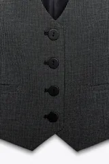 Chaleco corto con estampado pata de gallo en tonos grises, escote en pico, sin mangas, bolsillos simulados y cierre frontal con botones.