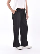 Pantalón negro de corte amplio con cintura elastizada y cordón ajustable.