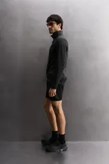 Shorts de running negros confeccionados en tejido técnico ligero y elástico, con malla interior, cintura elástica ajustable con cordón, bolsillo trasero con cierre y perforaciones en las perneras.