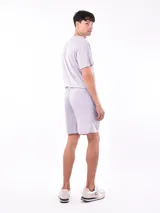Short deportivo negro de poliéster con cintura elástica y logo estampado en la pierna.