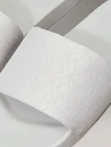 Chancletas Calvin Klein blancas con logo de la marca estampado en jacquard en la tira.
