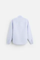 Camisa celeste con rayas verticales blancas, de corte regular, cuello solapa, manga larga con puños abotonados y cierre frontal con botones.