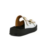 Sandalias de tiras color beige con hebillas doradas, base blanca y plataforma baja.