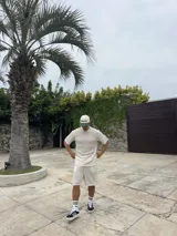 Conjunto beige tejido calado compuesto por una remera de manga corta y un short.