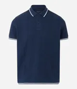 Chomba polo blanca de viscosa texturizada a rayas, corte regular, con cuello y mangas cortas en ribana con detalle contrastante en negro.