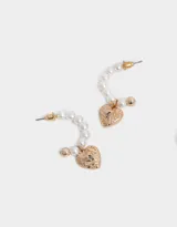 Aros argollas dorados con perlas y dije de corazón con detalles en bajo relieve.