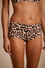Short de lycra brillante con estampado animal print de leopardo, tiro bajo y corte estilo boxer.