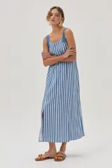 Vestido midi celeste y blanco a rayas verticales, con breteles anchos y corte recto con tajo lateral.