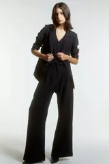 Pantalón sastrero negro de tiro alto con pinzas y bolsillos laterales.