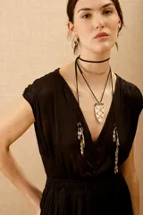 Vestido largo negro con escote en V y mangas cortas caídas.