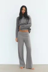 Pantalón de tiro alto color beige, con cintura elástica y pierna recta.