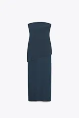 Vestido midi azul petróleo de escote recto y hombros descubiertos. Tejido combinado a tono.