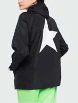 Chaqueta impermeable con capucha Golden Goose modelo Daris, color negro con logo estampado en blanco en el pecho. Cierre frontal con cremallera y cordones ajustables en la capucha.