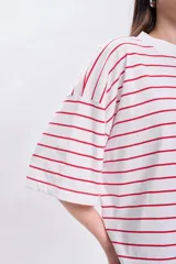 Remera blanca con rayas horizontales rojas, cuello alto y mangas 3/4.