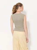 Musculosa rosa de punto morley, con escote en V cavado y calce al cuerpo.