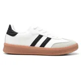 Championes Adidas Samba blancos con detalles en negro y gris. La suela es de goma color caramelo.