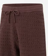 Bermuda de punto marrón con cintura elástica y cordón ajustable.