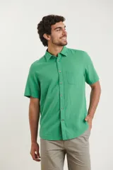 Camisa sport de manga corta, color verde, línea premium, con botones de coco.