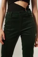 Pantalón de pana verde oscuro, de corte recto y tiro alto.