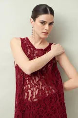 Top de encaje color borgoña sin mangas, con transparencias y diseño floral.