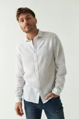 Camisa de manga larga color amarillo claro, confeccionada en lino y algodón, corte semi slim y logo bordado.