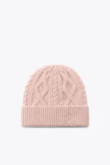 Gorro de lana color rosa con diseño de punto trenzado.