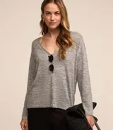 Blusa gris de viscosa texturizada, con mangas largas y escote en pico.